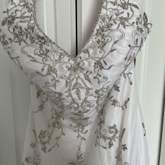 Mori Lee Wedding dress. Color white. Size 16. - Picture 8 of 11
